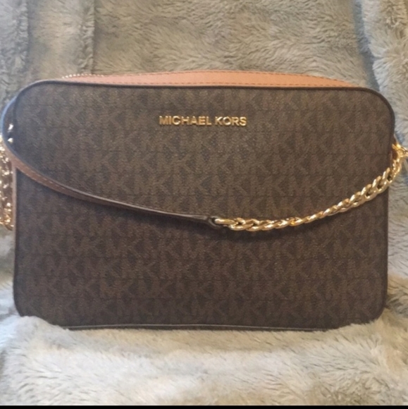 Michael Kors crossbody purse and wallet. Open to offers - Picture 2 of 8